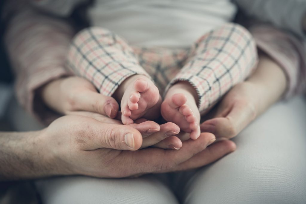 sesja rodzinna rompska fotografia stópki dziecięce dłonie 