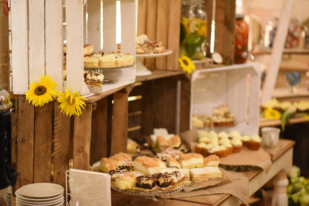 słodki stół na skrzynkach drewnianych słoneczniki rustykalne wesele