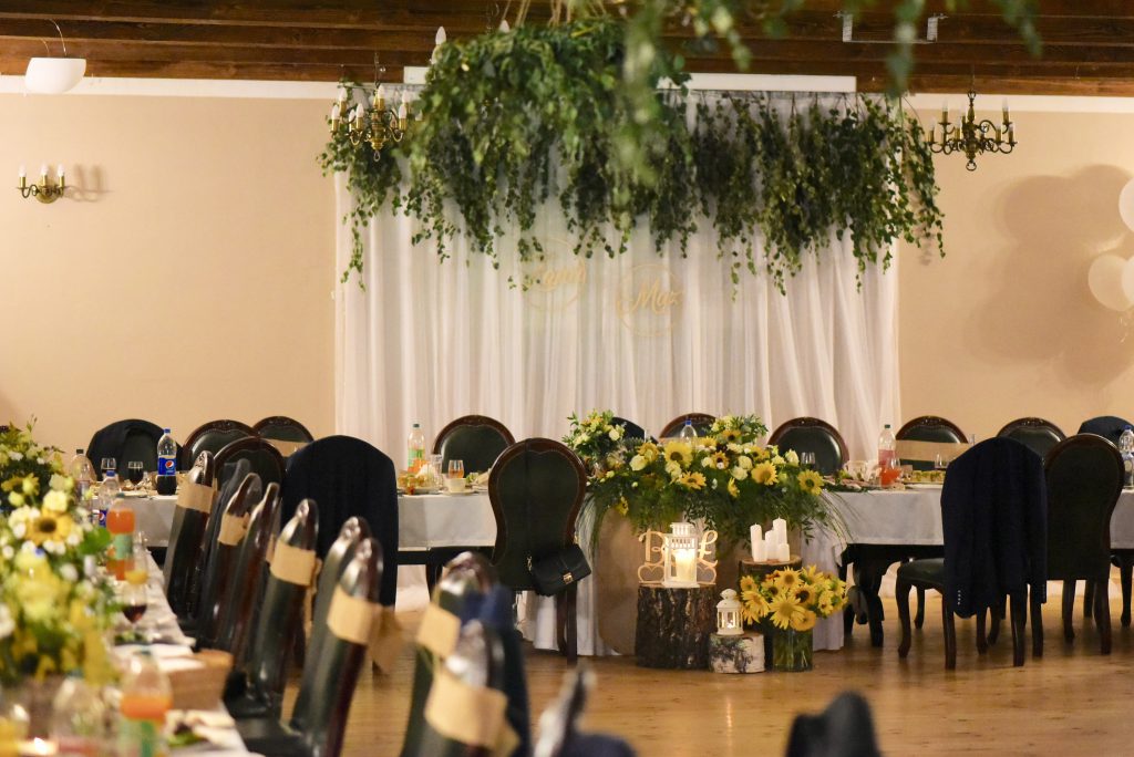dekoracje rustykalne słoneczniki sala weselna dworek golikowo