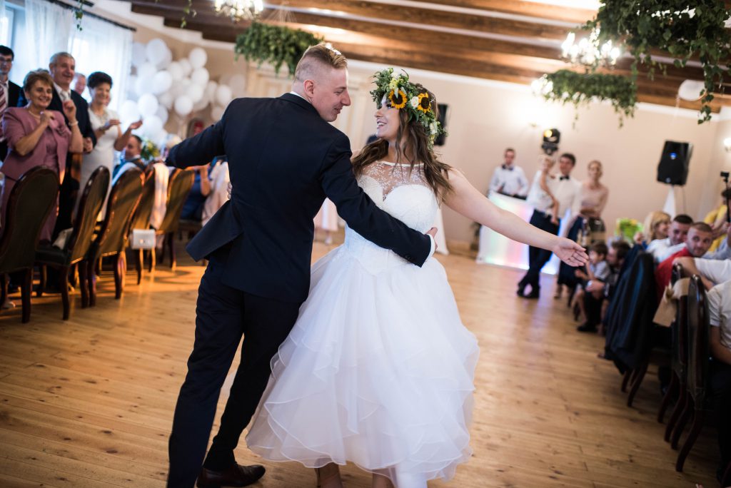 pierwszy taniec pary młodej na sali weselnej dworek golikowo