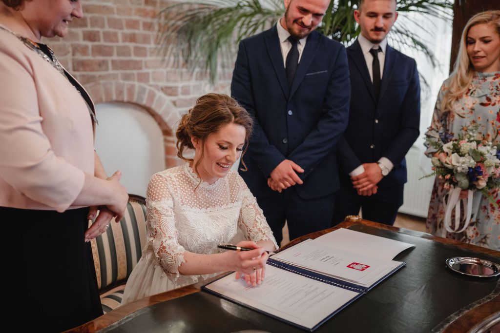 fotograf na ślub- Barbara Rompska, Koszalin,  Urząd Stanu Cywilnego, podpisanie aktu małżeńskiego