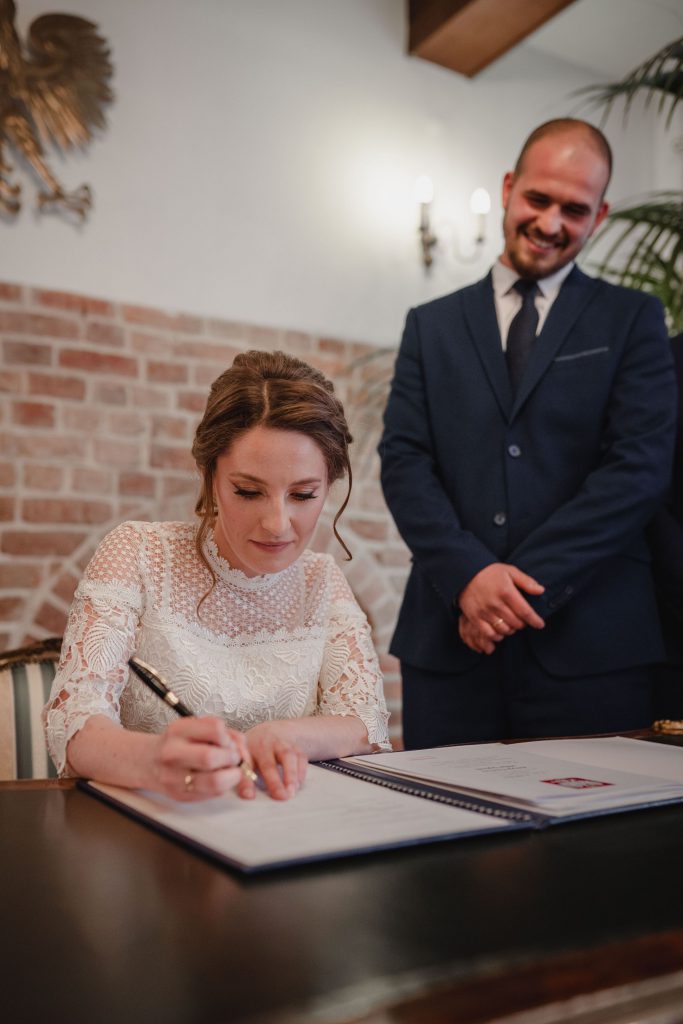 fotograf na ślub- Barbara Rompska, Koszalin,  Urząd Stanu Cywilnego, podpisanie aktu małżeńskiego