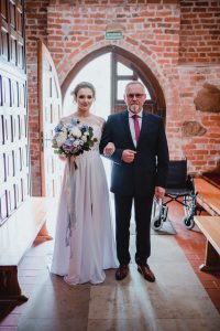 wprowadzenie panny młodej do ołtarza przez ojca