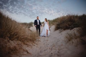 sesja ślubna nad morzem plenerowa na plaży fotograf koszalin mielno, rompska fotografia