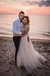 sesja ślubna plenerowa nad morzem Suknia ślubna: Salon mody ślubnej Madonna w Gdyni