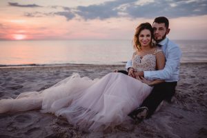 zakochani o zachodzie słońca fotografia ślubna fotograf sławno