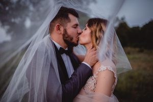 pocałunek pod welonem