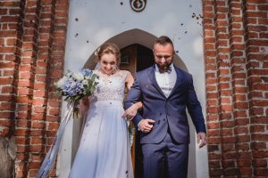 wyjście z kościoła, sypanie pieniędzmi i kwiatami, kościół w mielnie