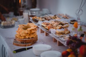 słodki stół wesele na sali wiejskiej w Sławsku