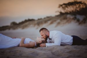 pocałunej ślubny sesja na plazy fotograf koszalin mielno rompska fotografia