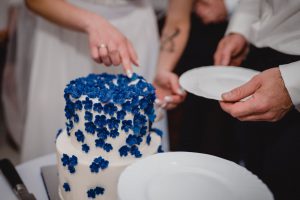 krojenie torta, tort niebieski, kwiaty habrowe