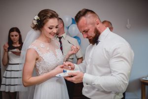 próbowanie torta przez pare młodą