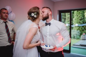 pocałunek pary młodej, fotograf koszalin mielno, rompska fotografia