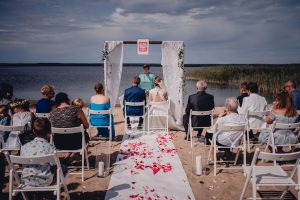 Rustykalny ślub cywilny w plenerze nad jeziorem - Ranczo Panderossa