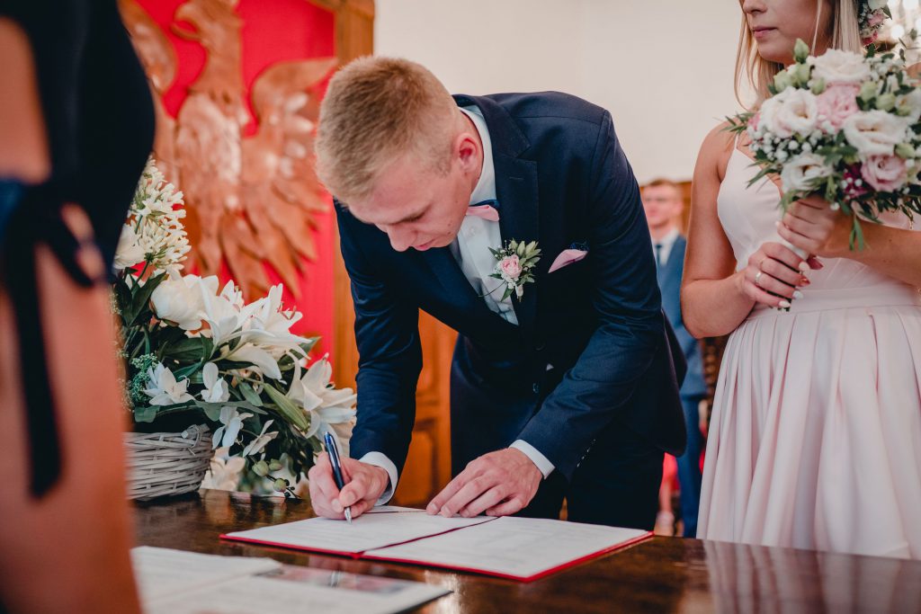 ślub cywilny Sławno USC, fotograf Barbara Rompska, podpisanie aktu małżeństwa