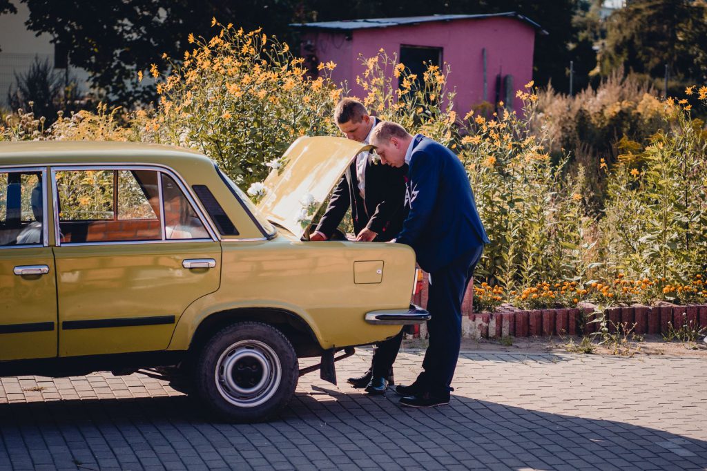 Wesele Rutikal, Sianów, fotograf Koszalin Barbara Rompska, zielony fiat 125p, samochód na ślub