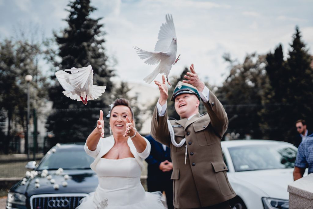 fotograf na ślub Koszalin- Barbara Rompska, Kaplica Wojskowa, białe gołębie