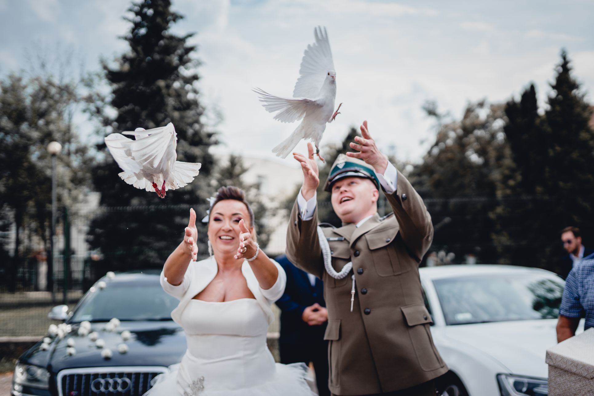 białe gołębie, ślub kaplica wojskowa koszalin, fotograf na wesele barbara rompska