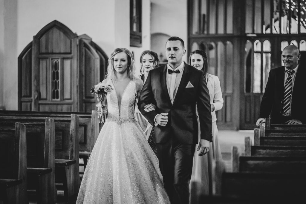Ślub w Sławnie, fotograf Koszalin Barbara Rompska. Kościół pw. wniebowzięcia NMP