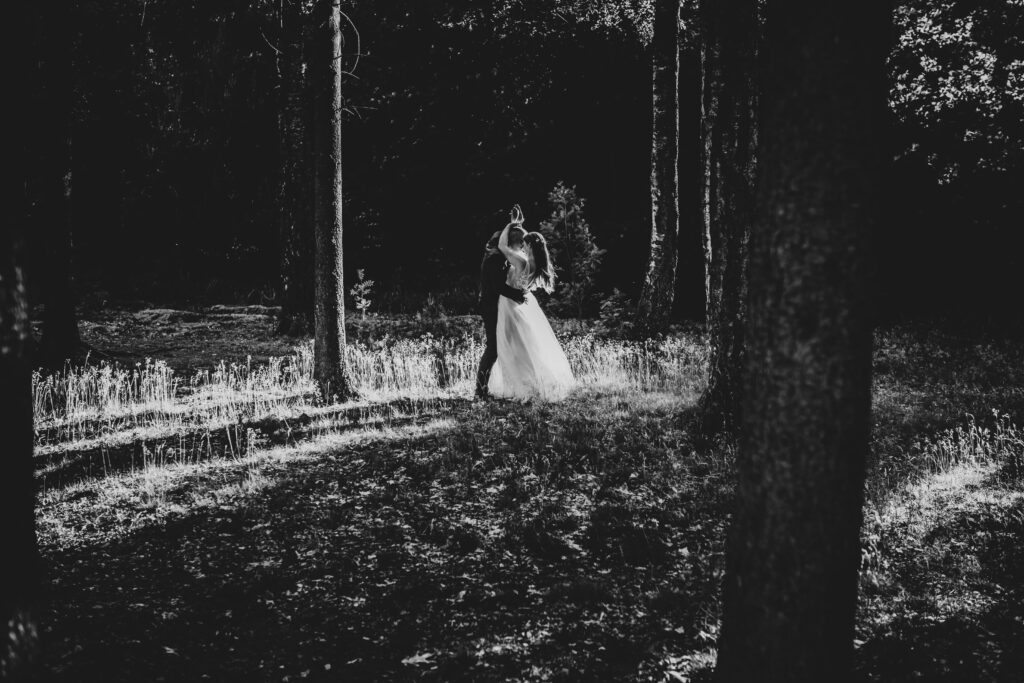 sesja slubna w lesie Koszalin, fotograf Barbara rompska
