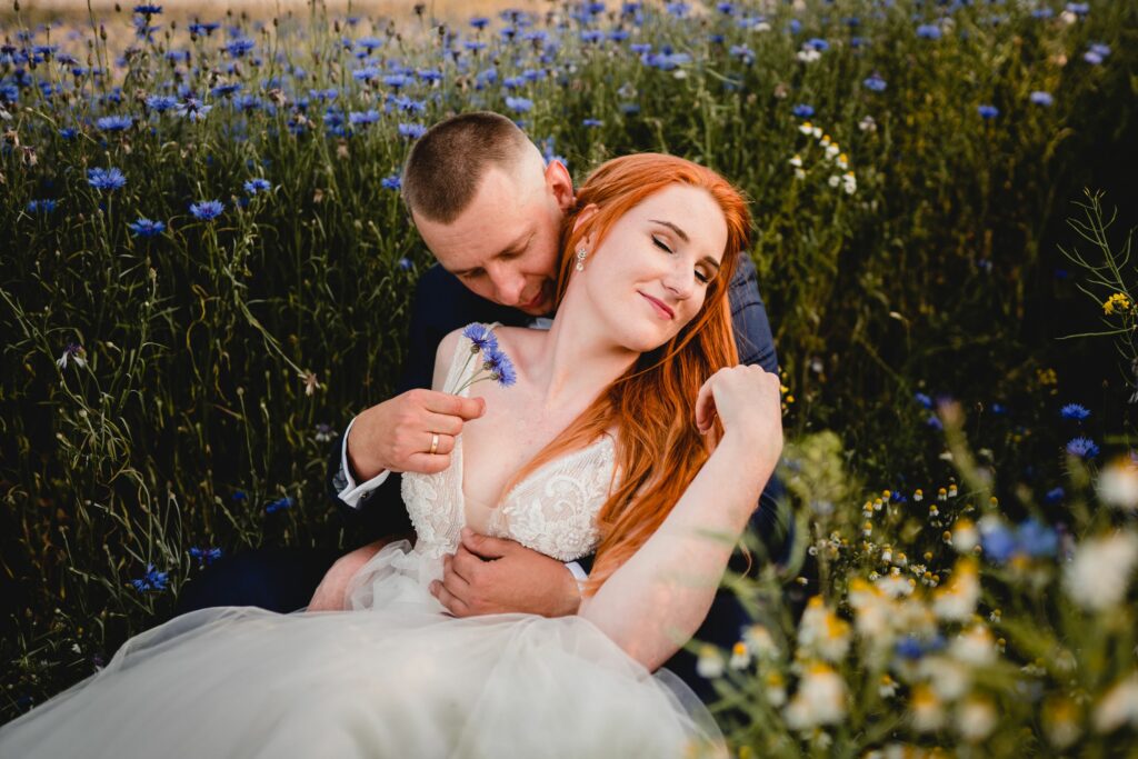 zdjęcia ślubne w chabrach i makach Koszalin, fotograf Barbara rompska