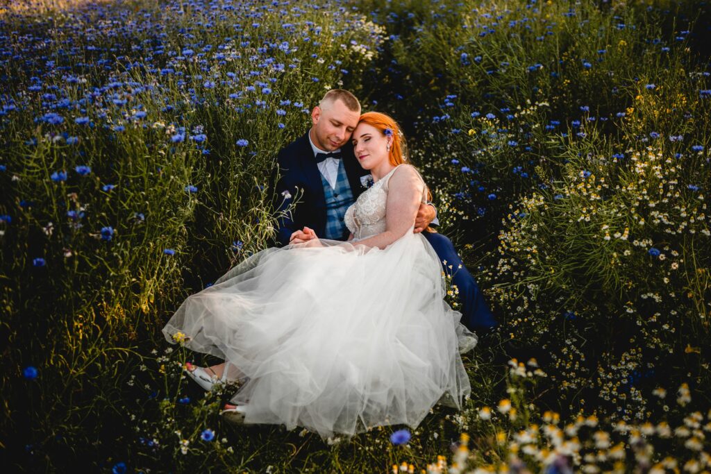 plener ślubny w chabrach i makach Koszalin, fotograf Barbara Rompska