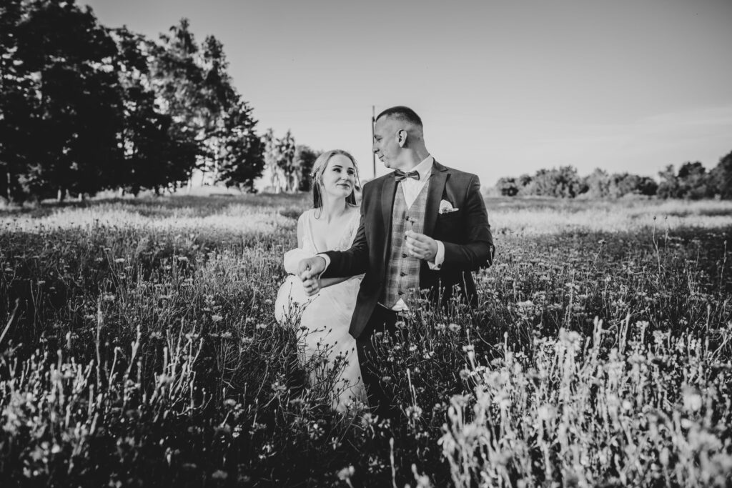 plener ślubny na dzikich łąkach Koszalin, fotograf Barbara Rompska