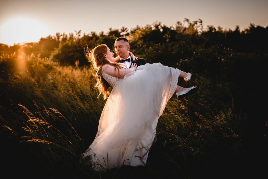 zdjęcia ślubne o zachodzie słońca Koszalin, Mielno, fotograf Barbara Rompska