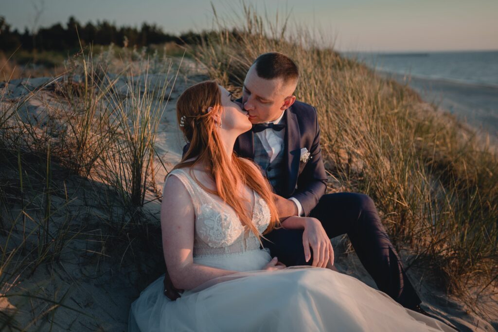 sesja ślubna nad morzem o zachodzie słońca Koszalin, Mielno, fotograf Barbara Rompska