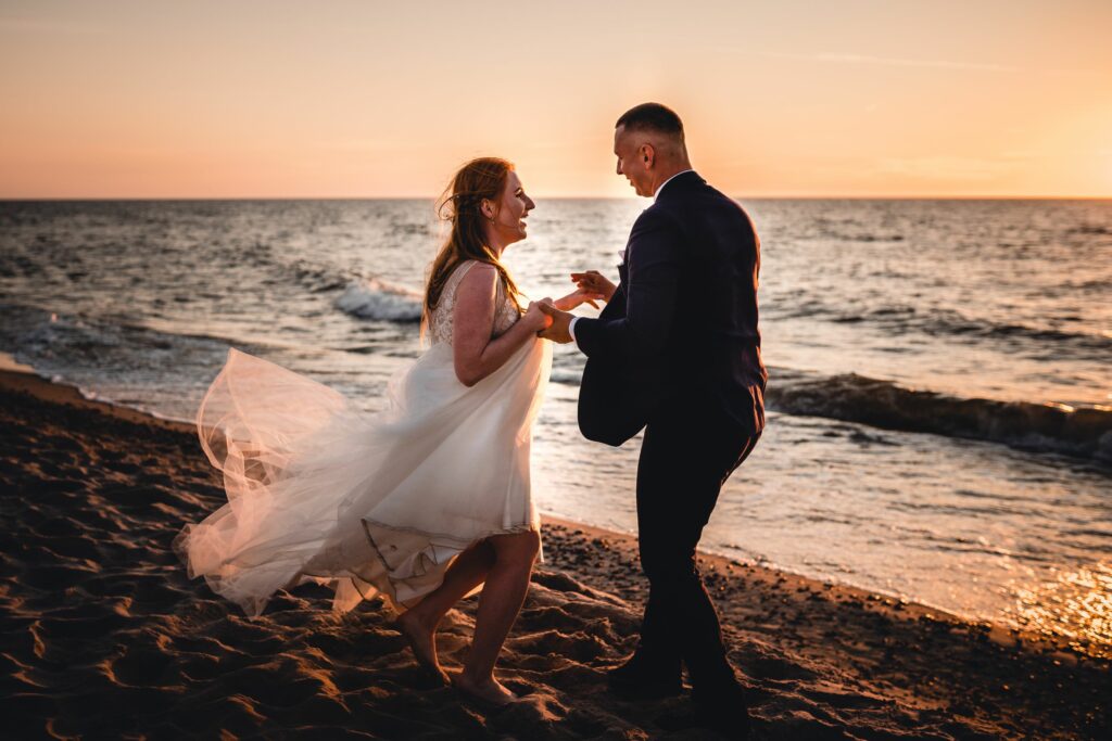 sesja ślubna nad morzem o zachodzie słońca Koszalin, Mielno, fotograf Barbara Rompska