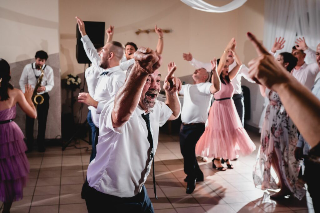 Rajska Wyspa - sala weselna, fotograf ślubny, zabawa na weselu, taniec, fotograf Koszalin, Barbara Rompska, Sianów
