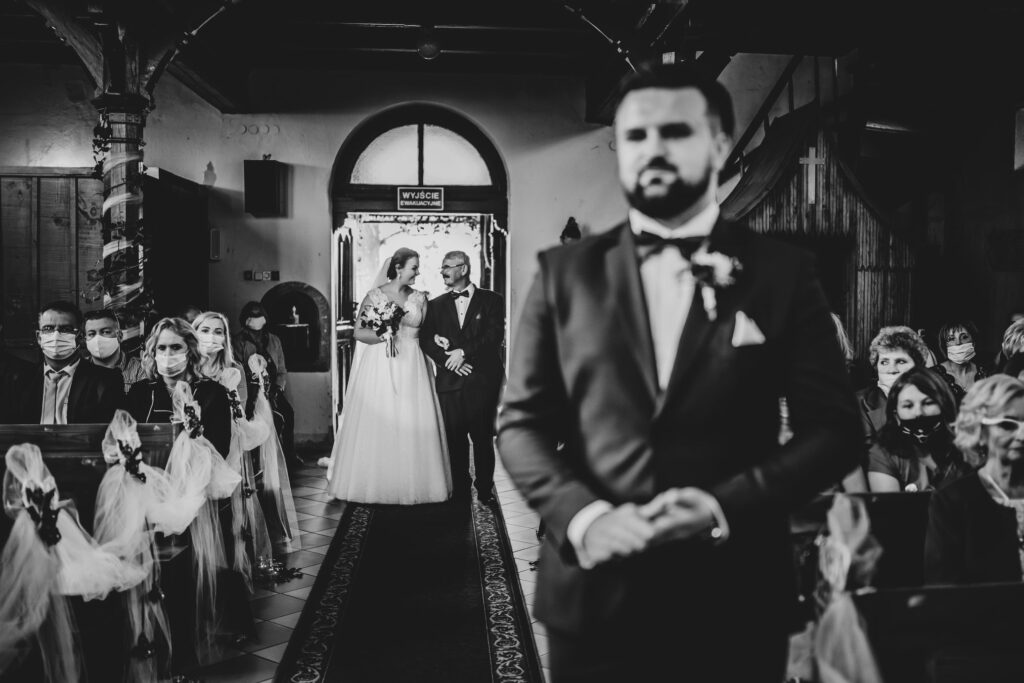 fotograf ślubny, fotograf Koszalin, Barbara Rompska, ślub kościelny, tata i córka, 