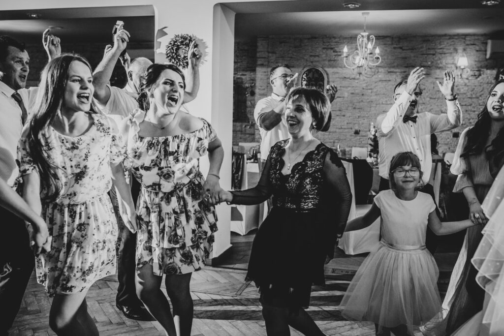 Wesele w Świdwinie, fotograf ślubny, Sala Bukowiec, fotograf Koszalin, Barbara Rompska, dziewczyny, dobra zabawa, sukienki na wesele,