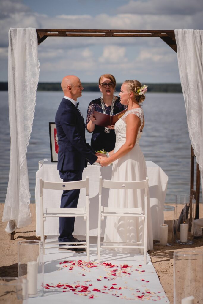 plenerowy ślub, fotograf Koszalin, Barbara  Rompska, Ranczo Panderossa, ślub Szczecinek, biały dywan, róże, ślub na plaży, jezioro