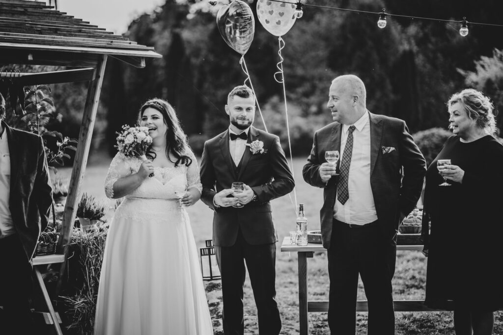 wesele w ogrodzie, Barbara Rompska, fotograf ślubny,  para młoda, dekoracja na przyjęcie weselne