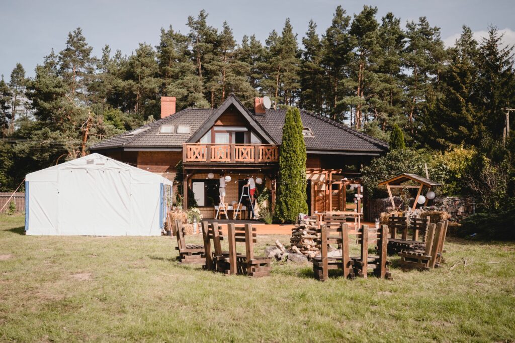 wesele w ogrodzie, namiot, plenerowe przyjęcie, dekoracja ogrodu, fotograf koszalin, Barbara Rompska