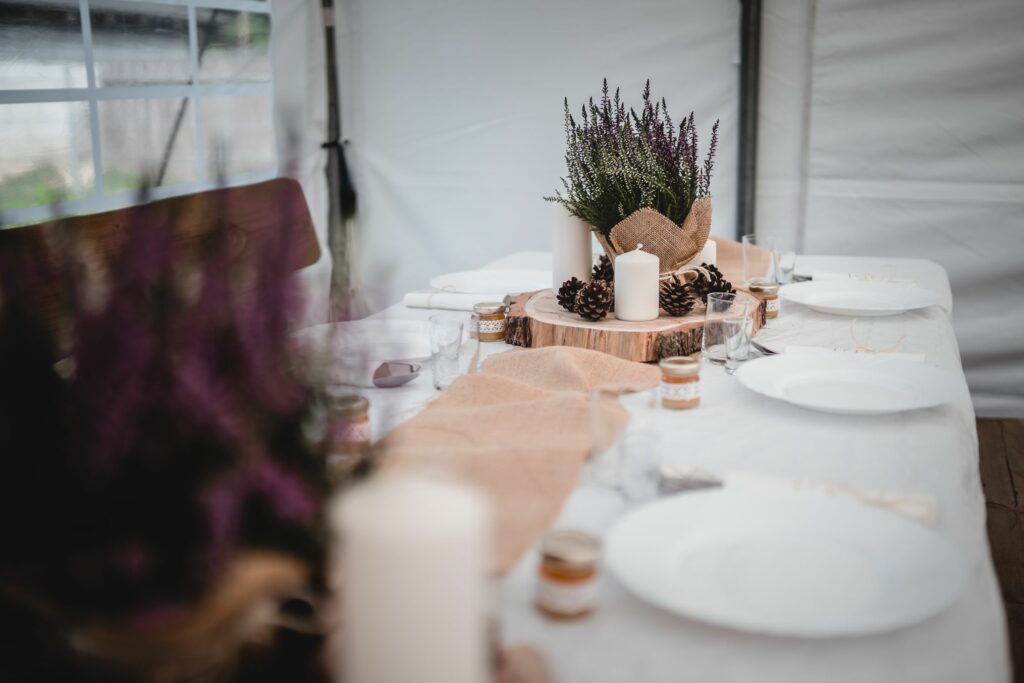 wesele w ogrodzie, dekoracja stołu, rustykalne przyjęcie, zastawa weselna, juta, kwiaty na stół, fotograf ślubny, Koszalin, Barbara Rompska