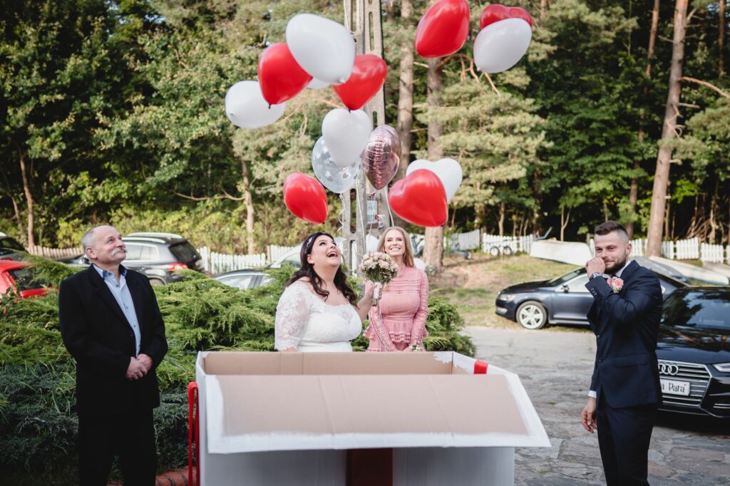 wesele w ogrodzie, Barbara Rompska, fotograf ślubny, powitanie, balony, karton