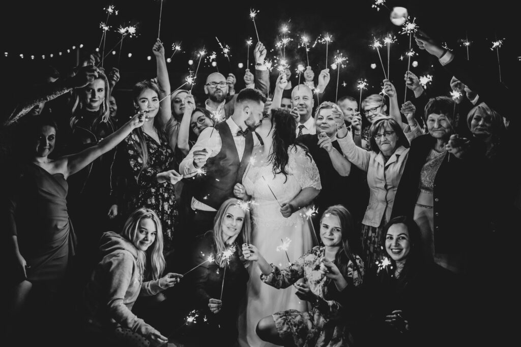 wesele w ogrodzie, Barbara Rompska, fotograf ślubny, zdjęcia grupowe, noc, zimne ognie, para młoda,