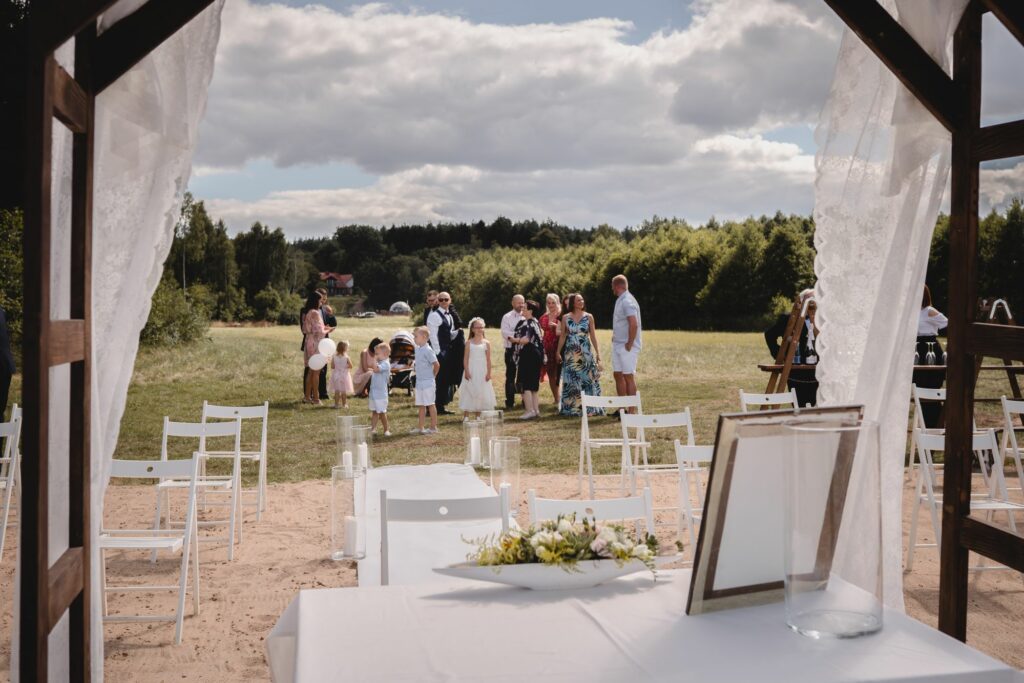 plenerowy ślub, fotograf szczecinek, Barbara  Rompska, Ranczo Panderossa, ślub nad jeziorem