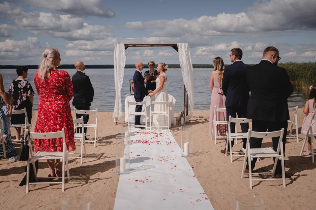 plenerowy ślub, fotograf Koszalin, Barbara  Rompska, Ranczo Panderossa, ślub Szczecinek, przysięga małżeńska, ślub nad wodą, plaża, jezioro, biały dywan