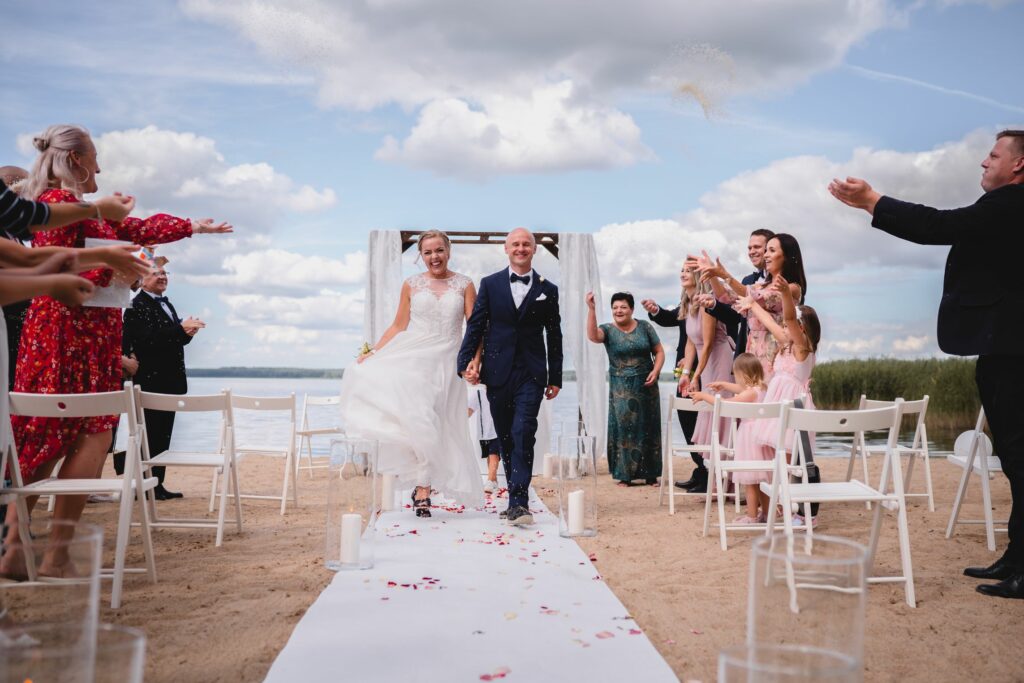 plenerowy ślub, fotograf Szczecinek Barbara  Rompska, Ranczo Panderossa, ślub na plaży, biały dywan, róże, jezioro, ślub cywilny