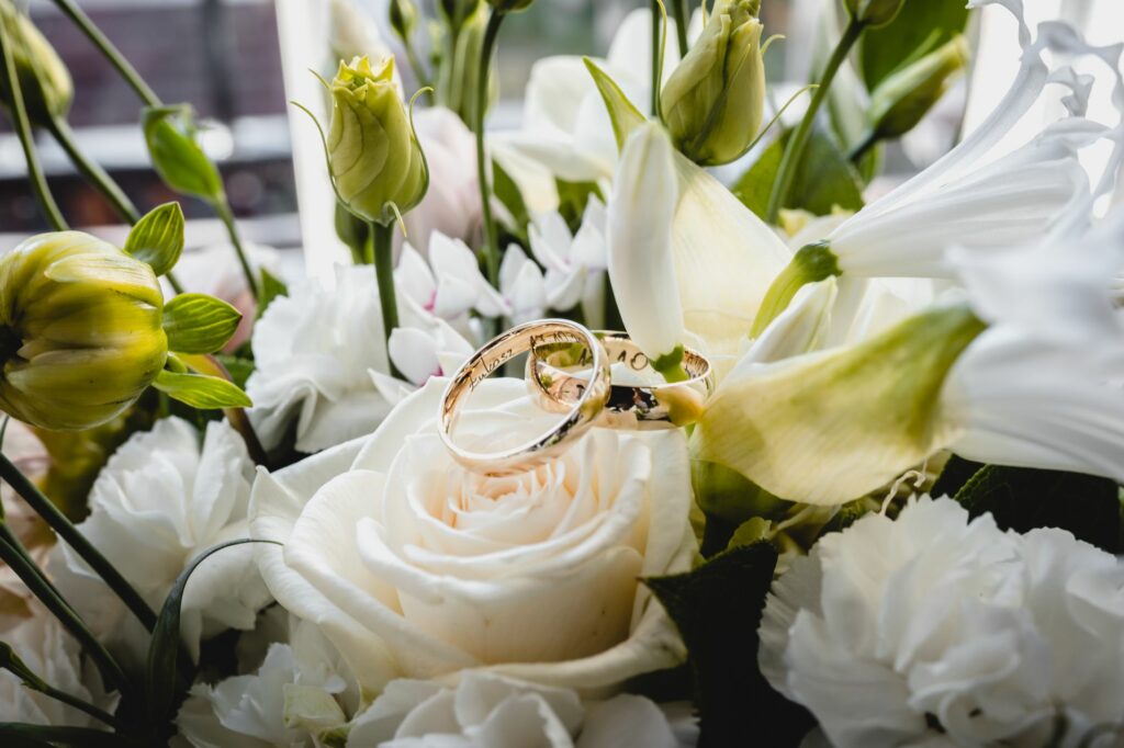 bukiet ślubny, obrączki, kwiaty , fotograf Koszalin, Rompska Fotografia