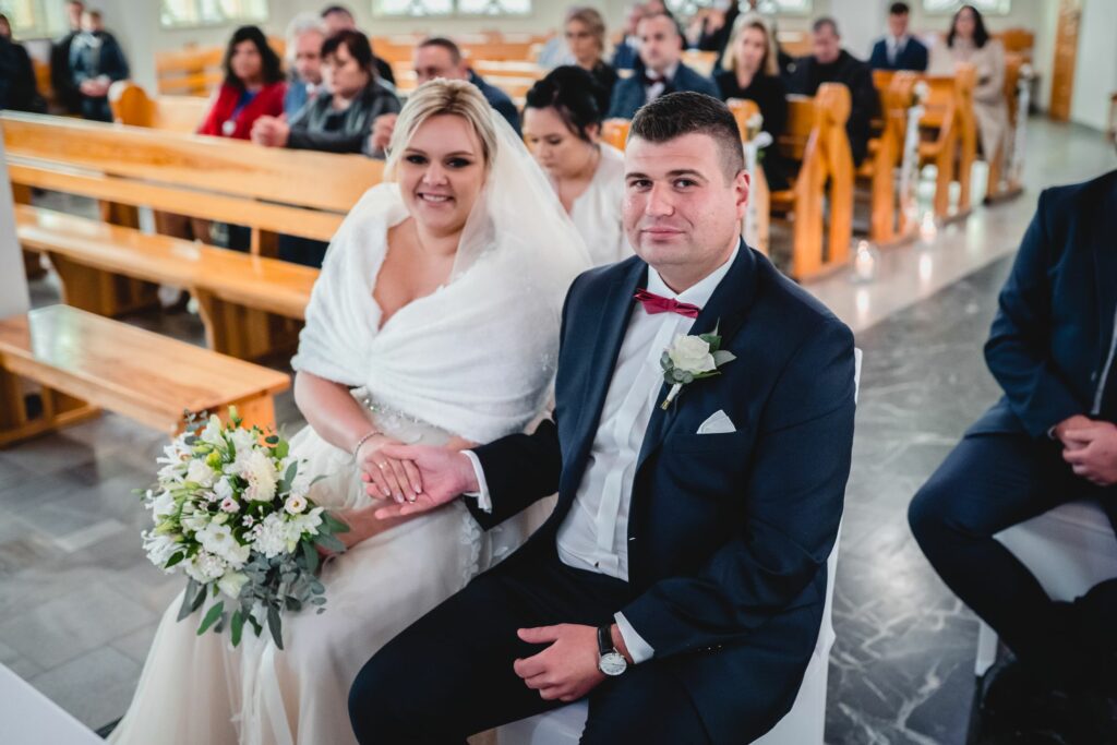ślub kościelny, para młoda, Unieście, fotograf Koszalin, Barbara Rompska , nowożeńcy, bukiet ślubny