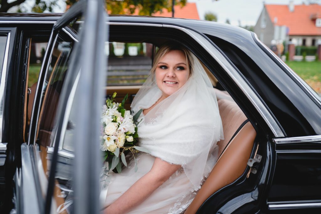 ślub kościelny, para młoda, Unieście, fotograf Koszalin, Barbara Rompska , zabytkowe auto, samochód do ślubu