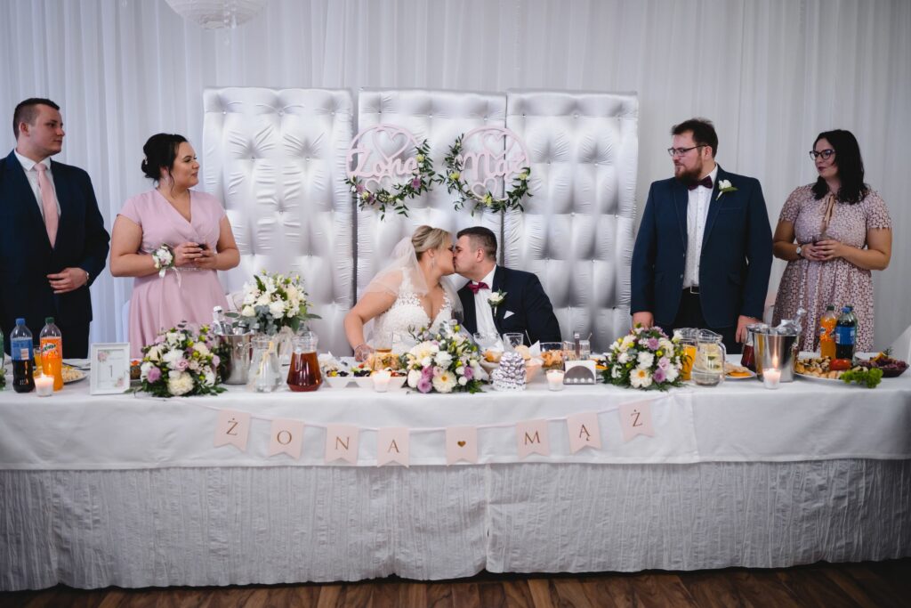 wesele nad morzem, dekoracja stołu, para młoda, Łazy, fotograf Koszalin, Barbara Rompska