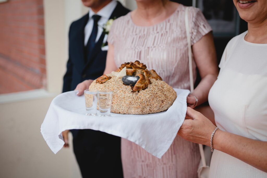 wesele na sali Aureus, Słupsk, Barbara Rompska, fotograf ślubny, powitanie, chleb i sól, rodzice