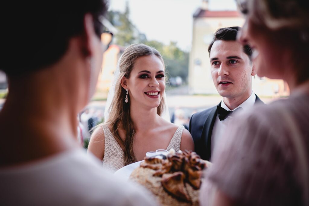 wesele na sali Aureus, Słupsk, Barbara Rompska, fotograf ślubny, powitanie, chleb i sól, rodzice