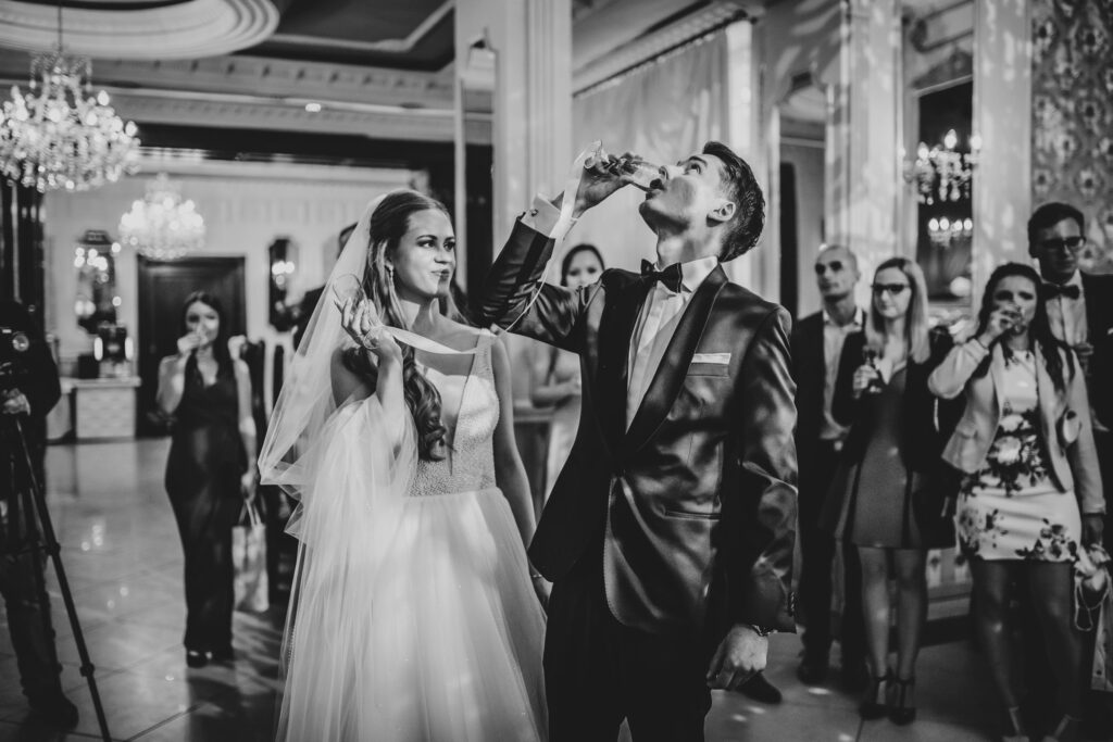 wesele na sali Aureus, Słupsk, Barbara Rompska, fotograf ślubny, toast, szampan, nowożeńcy