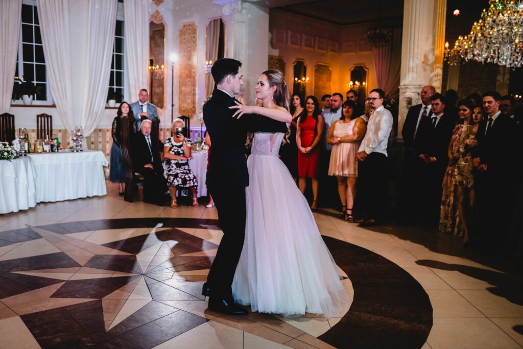 wesele na sali Aureus, Słupsk, Barbara Rompska, fotograf ślubny, pierwszy taniec, nowożeńcy
